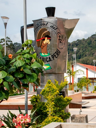 La encantadora Plaza de Villa Rica, con su icónica cafetera, es el corazón de la ciudad. Un lugar lleno de historia y tradición.